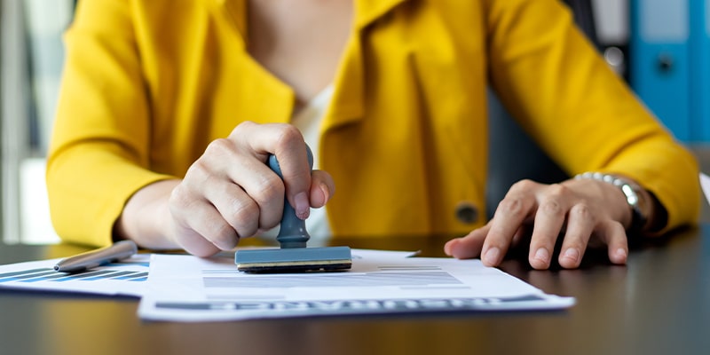 銀行振込をして金証書を受領する